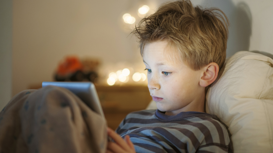 Tiden som barn spenderar framför en skärm påverkar direkt ögonens utveckling menar forskarna.  Foto: Shutterstock